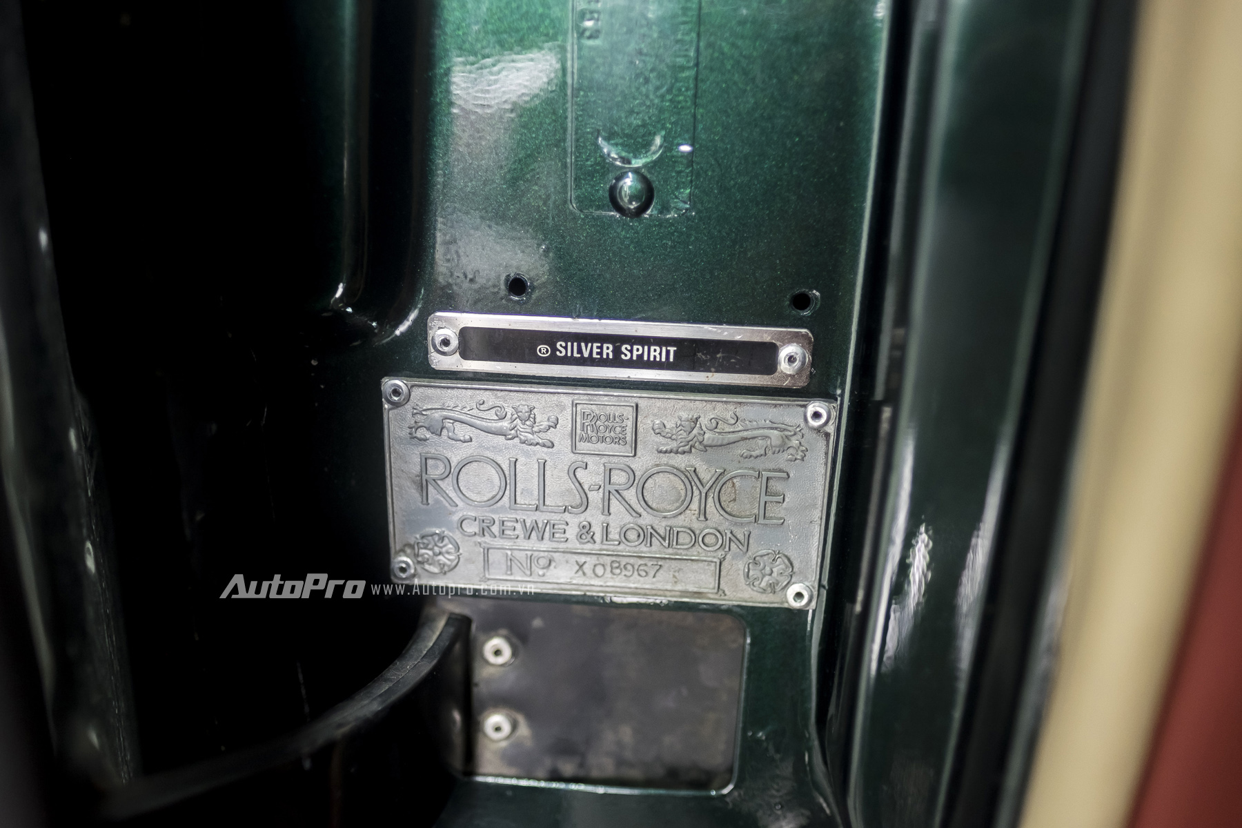 Được biết, chiếc xe Rolls-Royce Silver Spirit 1982 này được một người mê xe tại Hà Thành đưa từ thành phố Hồ Chí Minh ra Hà Nội trong tình trạng hư hại khá nhiều do thời gian và cách bảo quản của người chủ trước. Và chiếc xe này được đưa vào Xưởng dịch vụ Rolls-Royce Motor Cars Service Hanoi để tiến hành sửa chữa và phục chế lại chiếc xe.