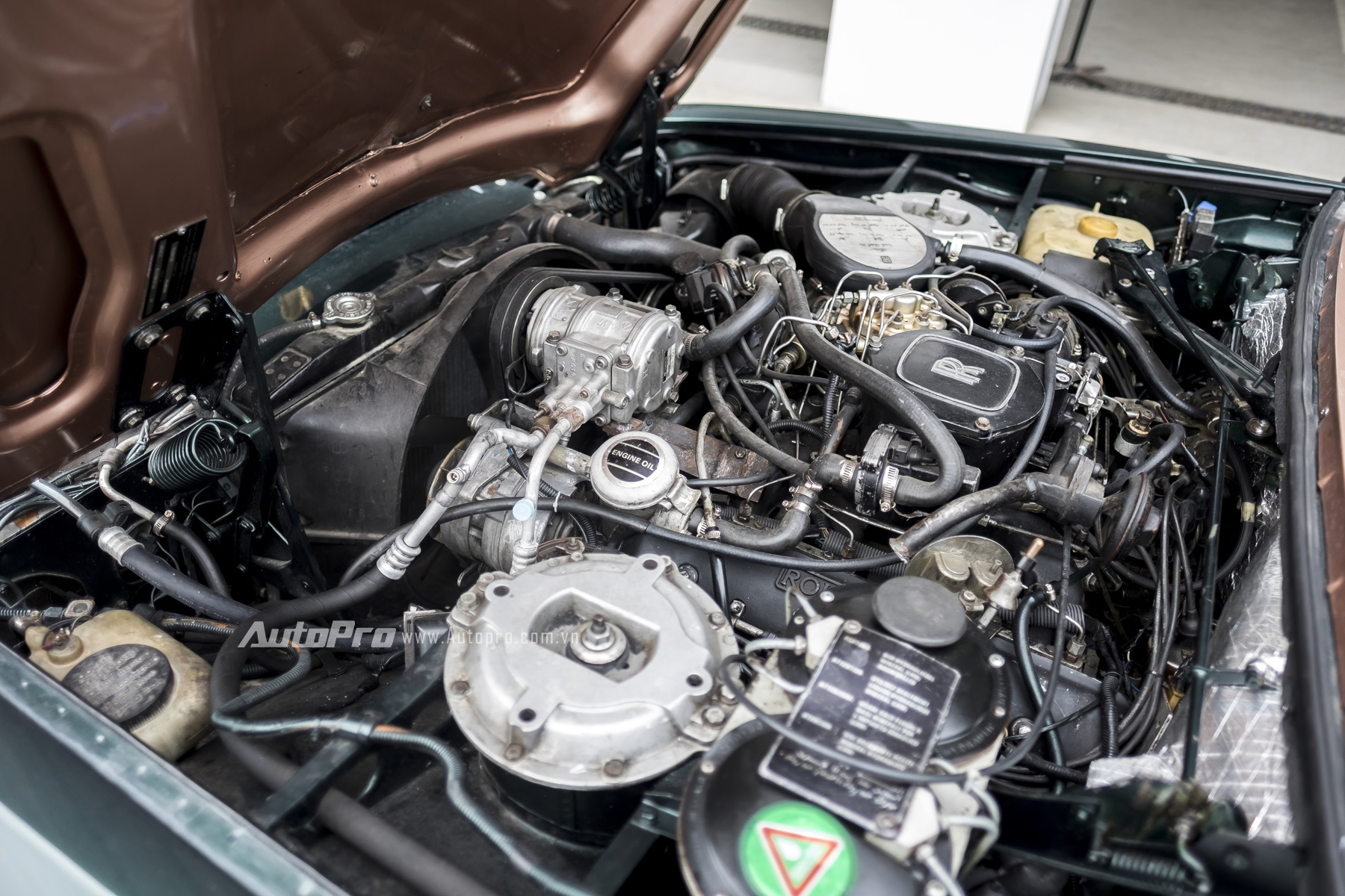 
Khó khăn nhất khi phục hồi lại chiếc Rolls-Royce Silver Spirit 1982 chính là ở khối động cơ hơn 30 tuổi này. Nhiều chi tiết của khối động cơ V8 dung tích 6.75L đã không còn sản xuất từ rất lâu. Và để có thể hoàn thành chiếc xe, các chuyên gia kỹ thuật của xưởng dịch vụ Rolls-Royce Motor Cars Hanoi đã phải kỳ công tìm kiếm từ chính hãng nước ngoài hoặc sửa chữa lại những chi tiết quá khó tìm.

