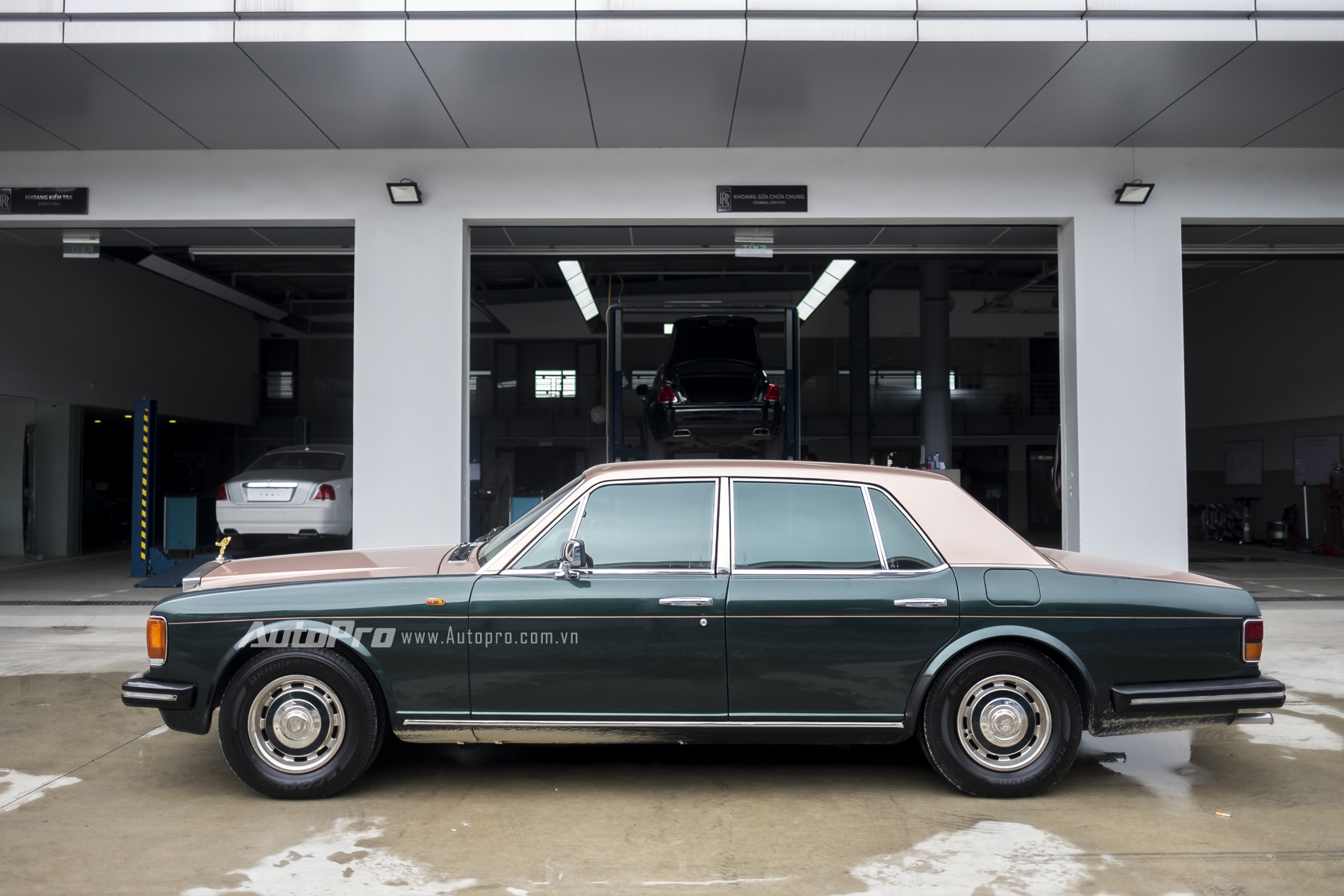 
Chiếc xe Rolls-Royce Silver Spirit 1982 này có kích thước DxRxC tương ứng là 5.278 x 1.887x 1.4986mm cùng trục cơ sở dài 3.061mm. Nếu so với những mẫu xe hạng sang hiện nay như BMW Series-7 hay Mercedes-Benz S-class thì mẫu xe cổ của Rolls-Royce vẫn dài và rộng hơn.
