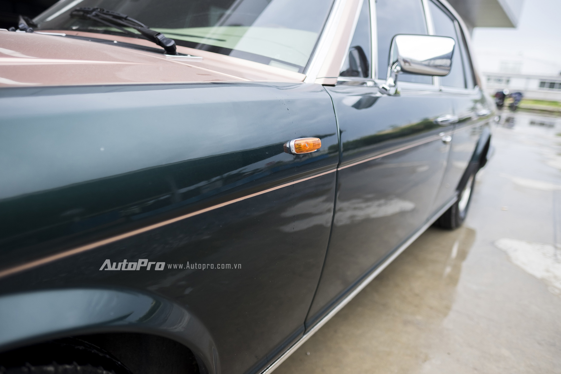 Do đó, những chuyên gia kỹ thuật của Xưởng dịch vụ Rolls-Royce Motor Cars Service Hanoi đã phải từng bước khôi phục lại chiếc xe. Ban đầu là toàn bộ phần khung xe, thân vỏ được xử lý để trả chiếc xe về đúng với nguyên bản. Sau đó người chủ của chiếc xe đã lựa chọn màu sơn theo ý mình để phủ lên chiếc xe Rolls-Royce Silver Spirit 1982 theo đúng quy trình chính hãng.
