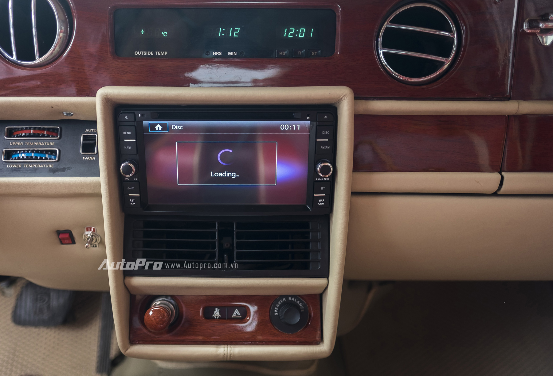 
Trong quá trình phục hồi lại chiếc xe, Rolls-Royce Silver Spirit 1982 được trang bị thêm một màn hình trung tâm với tính năng xem DVD, nghe nhạc hỗ trợ chủ xe thư giãn tốt hơn khi vận hành chiếc xe này.
