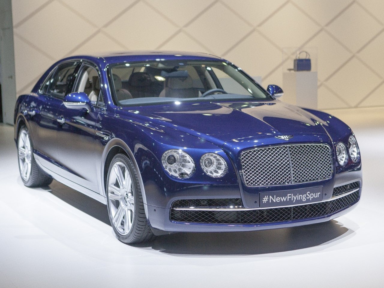 
Đặc biệt là khi đặt nó cạnh hình ảnh xe Bentley Flying Spur hàng hiệu, mẫu Bentley 2 tỷ càng thể hiện rõ sự chênh lệch đẳng cấp.
