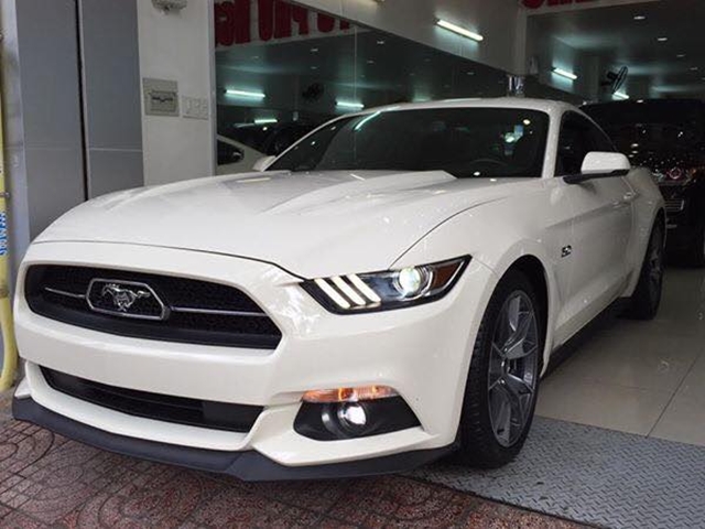 So với phiên bản tiêu chuẩn, Ford Mustang GT bản kỷ niệm 50 năm sở hữu những đặc điểm nhận dạng như lưới tản nhiệt có thêm thanh kim loại nằm ngang, la-zăng gợi nhớ đến những chiếc Mustang đầu tiên được sản xuất.
