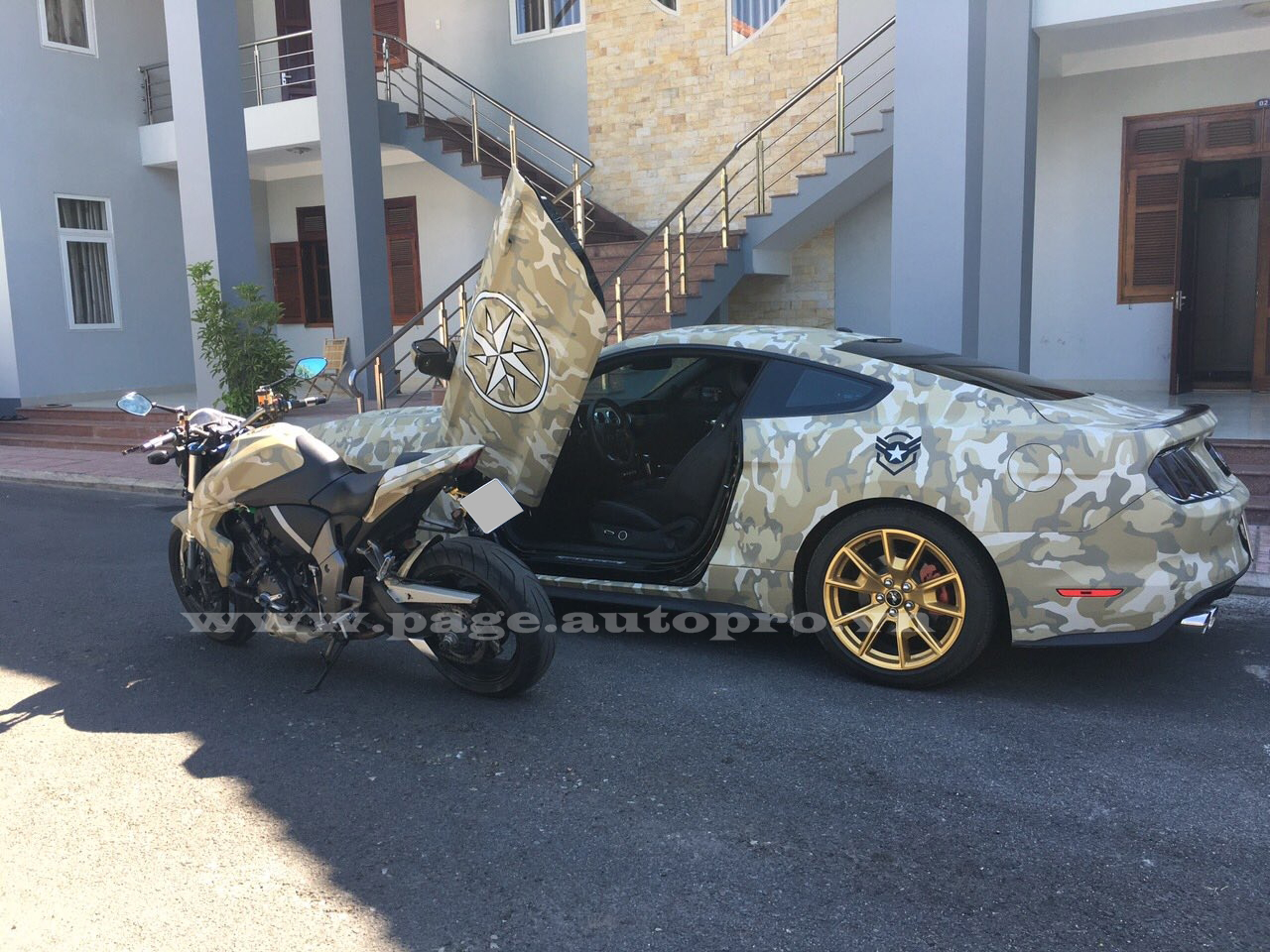 Trong đó chiếc Ford Mustang bản kỷ niệm 50 năm được khoác bộ áo camo lên toàn thân, còn chiếc naked bike 1.000 phân khối chừa lại những chi tiết màu đen nhằm tạo nên cá tính riêng cho mình.