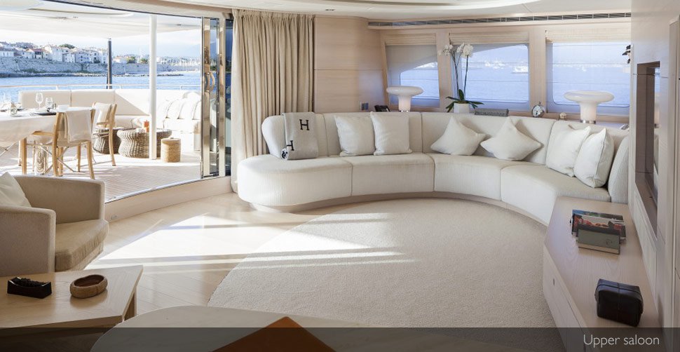 
Hoặc nếu muốn một không gian thoáng đãng hơn, Sibelle cung cấp một sảnh ngắm biển ở tầng trên của chiếc du thuyền.
