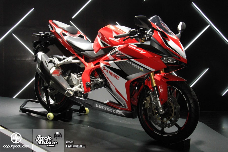 
Tại thị trường Indonesia, Honda CBR250RR tiêu chuẩn có 3 tùy chọn màu sắc là đỏ, ghi xám - vàng chanh và đen - đỏ đậm. 
