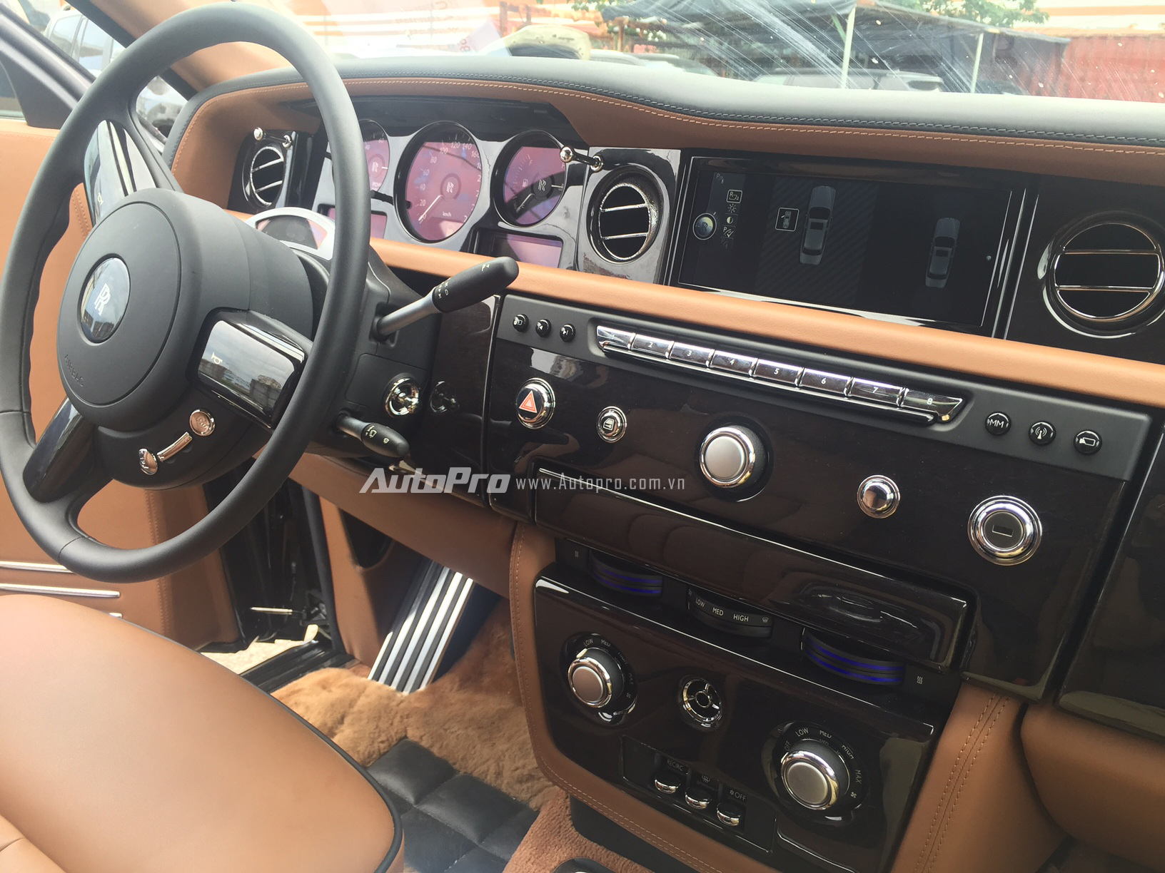 
Hệ thống bảng điều khiển trung tâm của hàng ghế lái trên Rolls-Royce Phantom EWB.
