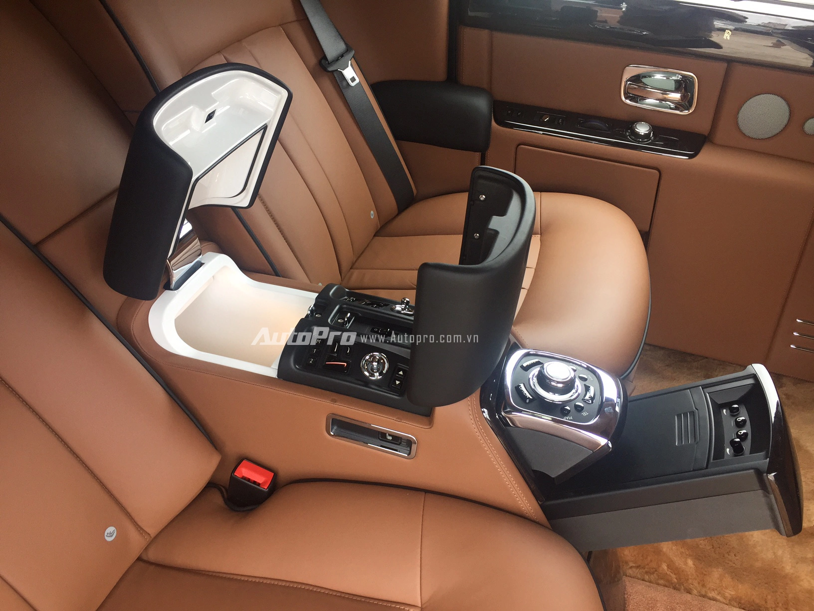
Các nút bấm điều khiển dành cho chủ nhân của chiếc xe cũng được bố trí ẩn dưới bệ tì tay của hàng ghế sau.
