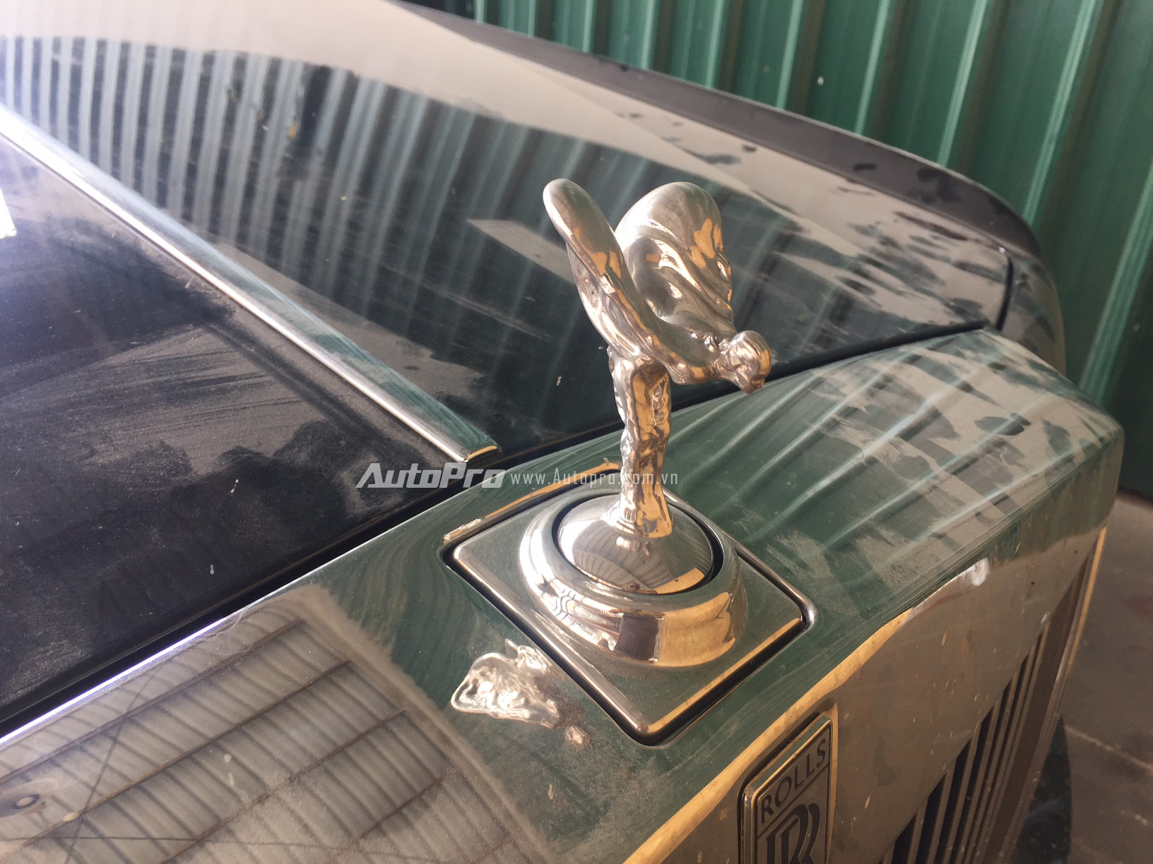 
Phần đầu xe là biểu tượng Spirit Ectasy bằng bạc rất đặc trưng của Rolls-Royce.
