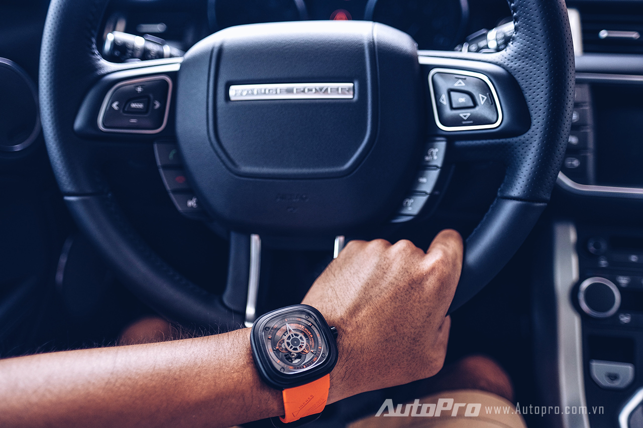 Chiếc đồng hồ SevenFriday P3/04 KUKA nổi bật trên vô lăng chiếc Range Rover Evoque thế hệ mới. Đượcra mắt đầu hè năm 2016, chiếc KUKA này gây ấn tượng mạnh bằng sắc cam vô cùng bắt mắt từ đồng hồ cho đến phần dây đeo.