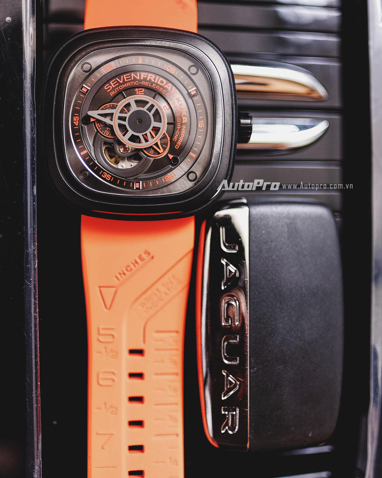 
Điểm nổi bật của KUKA còn đến từ chiếc dây cao su màu cam được thiết kế riêng cho chiếc đồng hồ này.Đây cũng là màu mới nhất được SevenFriday thêm vào bộ sưu tập dây của mình.
