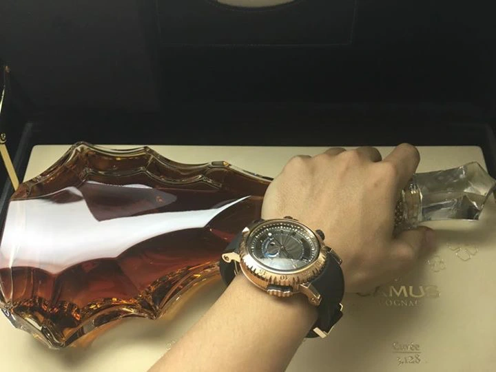
Có giá mềm hơn một chút là chiếc đồng hồ Breguet Marine của đại gia Sài thành. Tại Việt Nam, chiếc đồng hồ này có giá khoảng hơn 850 triệu Đồng.
