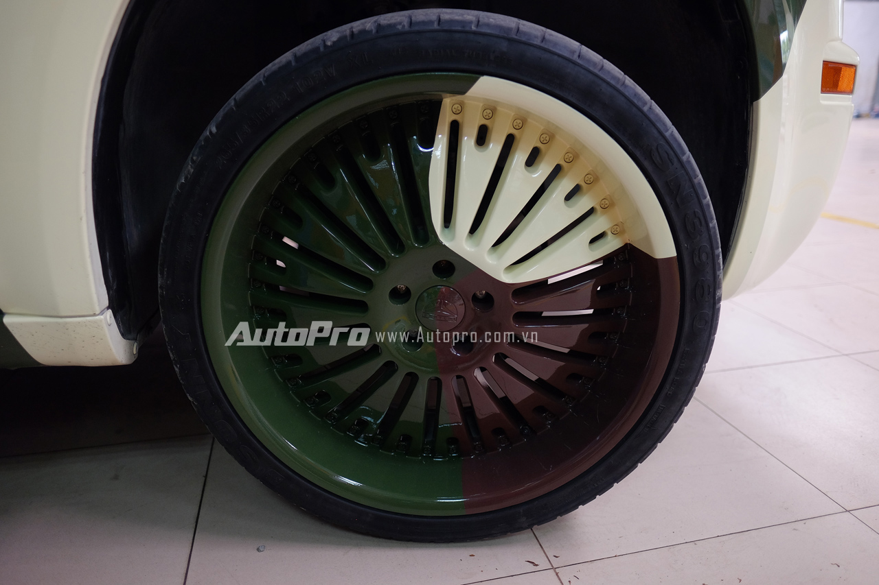Vành la-zăng của chiếc xe Chrysler 300 này cũng được sơn màu loang theo phong cách camo để đồng bộ với cả chiếc xe.