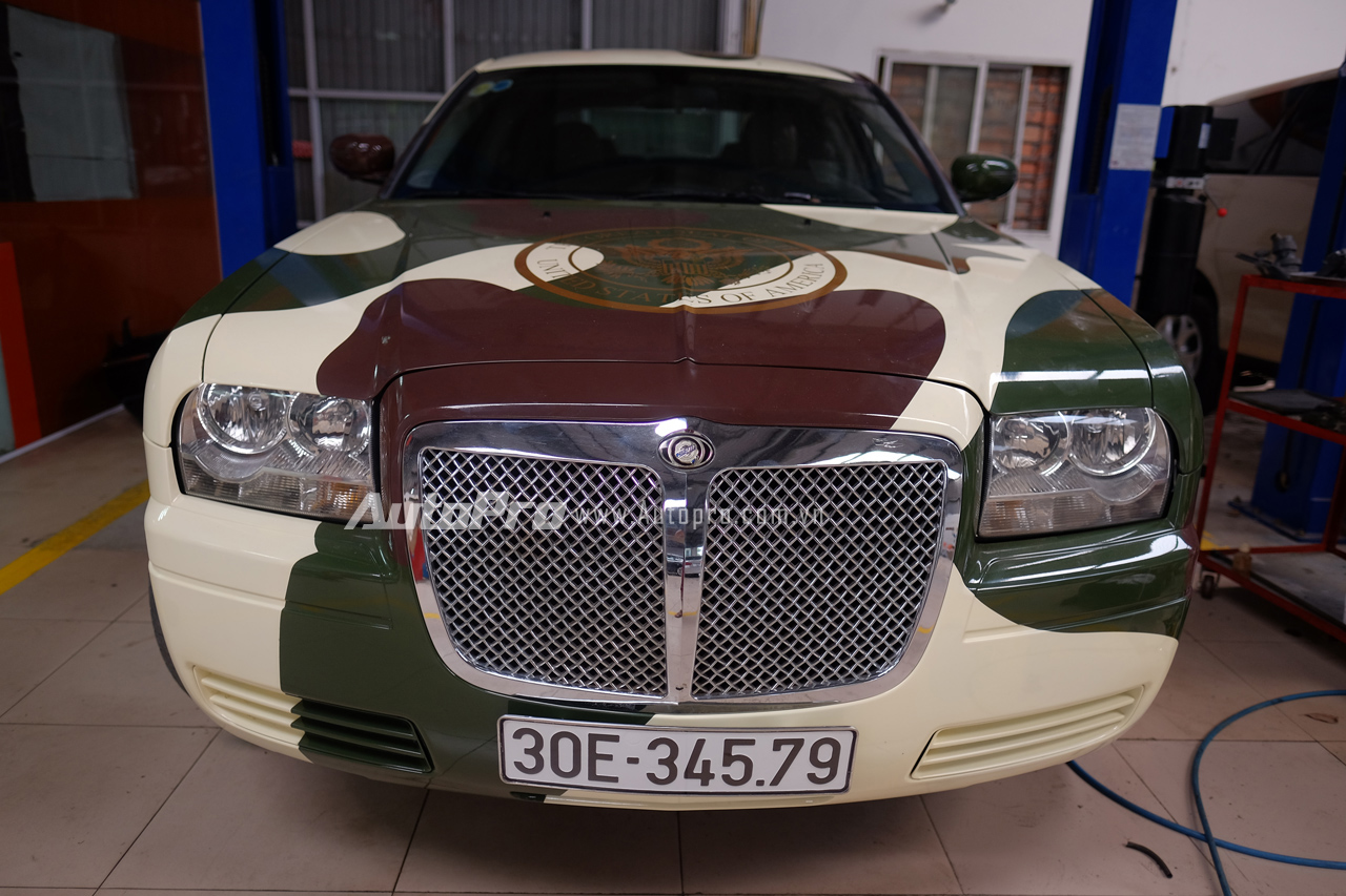 
Ngoài màu sơn camo mang phong cách nhà binh mới thì chiếc xe vẫn giữ nguyên các đường nét, chi tiết của một chiếc xe Chrysler 300.
