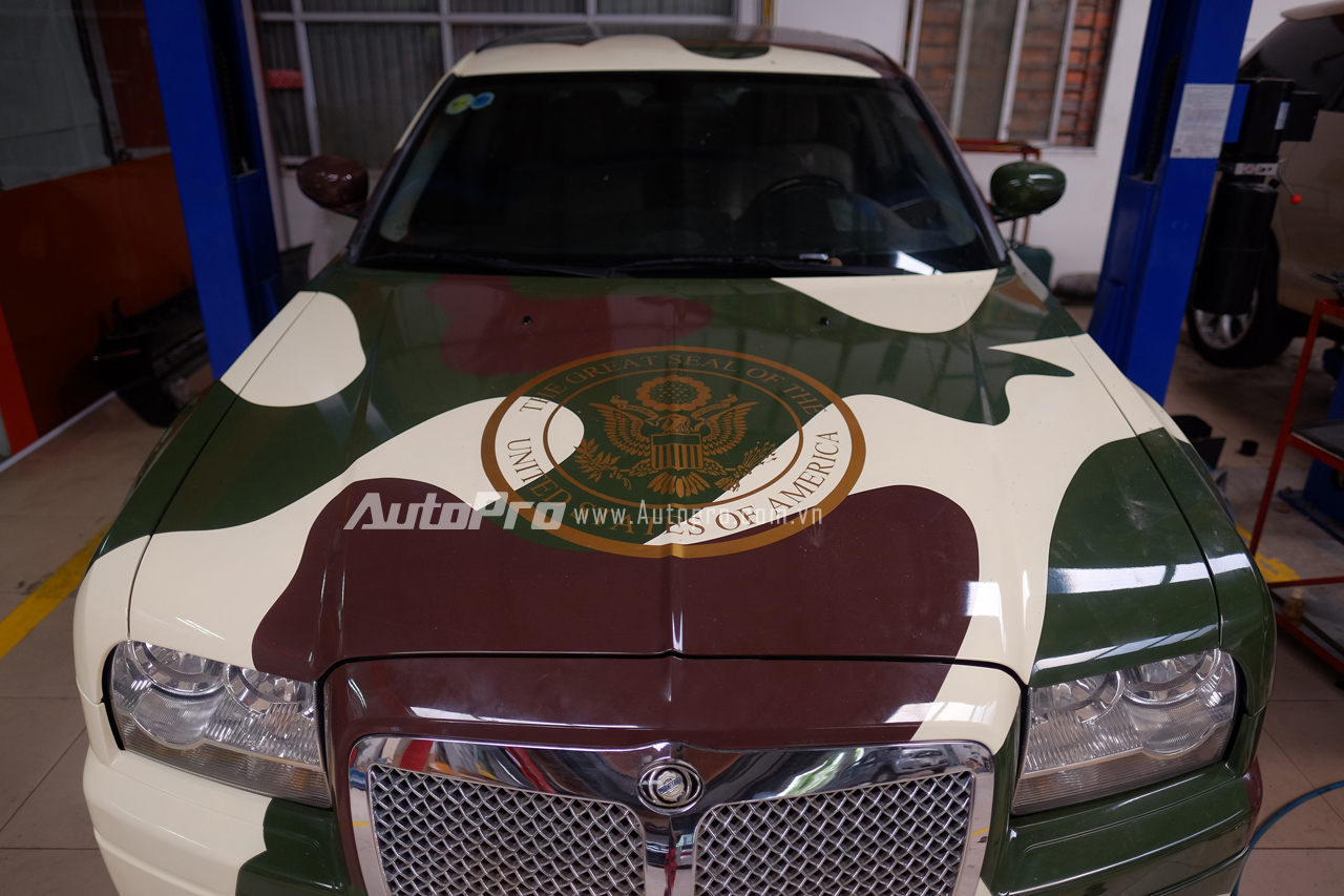
Chiếc xe được sơn airbrush lại giống hệt các chi tiết đã được vẽ 3D trước đó. Ngay cả phần logo Hợp chủng quốc Hoa Kỳ cũng được vẽ kỹ càng hơn bản dựng 3D.
