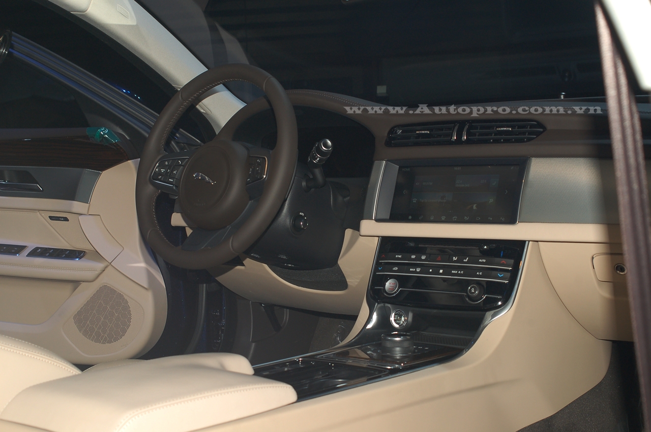 
Jaguar XF hoàn toàn mới được trang bị nhiều công nghệ an toàn như hỗ trợ kiểm soát độ bám đường ASPC, kiểm soát lực kéo và kiểm soát hành trình tốc độ thấp, giúp xe di chuyển trên những bề mặt trơn trượt như bùn hoặc tuyết dễ dàng. Đối thủ của Jaguar XF là Mercedes-E-Class, BMW Series 5 và Audi A6.
