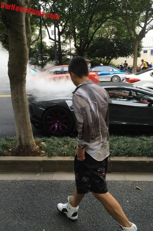 
Nam thanh niên cầm lái chiếc Mansory Lamborghini Aventador Competition bốc khói.
