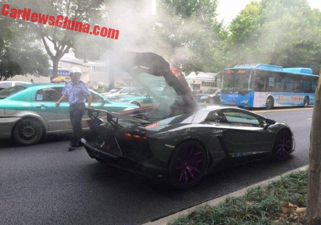 
Chiếc Mansory Lamborghini Aventador Competition bốc khói nghi ngút trên phố.
