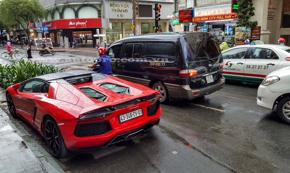 
Sau nhiều lần dạo chơi tại Hải Phòng, Hà Nội và Đà Nẵng, chiếc Lamborghini Aventador LP700-4 mui trần đầu tiên tại Việt Nam cuối cùng đã được vận chuyển vào Sài thành vào đầu tháng 8 vừa qua. Từ đó đến nay, siêu bò thường xuyên được cho đi dạo phố.
