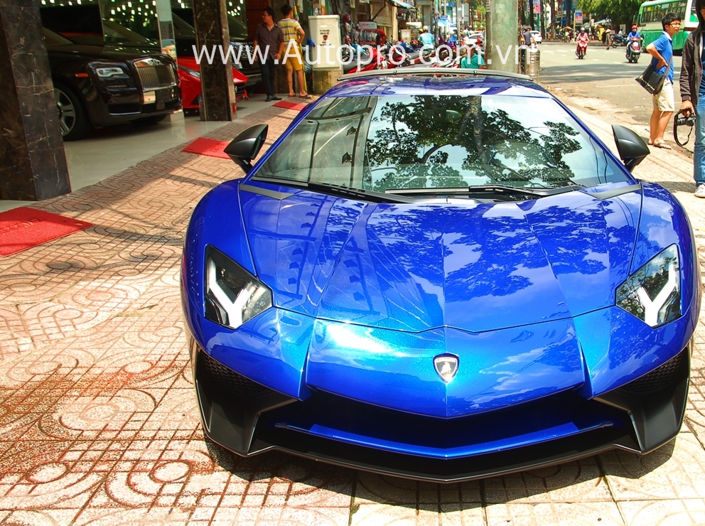 
Sau khi được thông quan từ cảng VICT, Sài Gòn, về một công ty tư nhân chuyên nhập khẩu siêu xe tại Quận 5, hàng hiếm Lamborghini Aventador LP750-4 SV đầu tiên tại thị trường Việt Nam đã được cho đi tắm nắng ngay trên phố.
