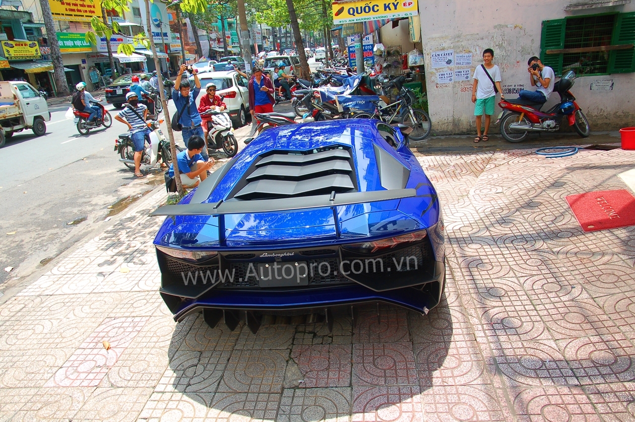 
Hiện chưa rõ thông tin về chủ nhân cũng như giá bán của chiếc siêu xe Lamborghini Aventador LP750-4 SV đầu tiên xuất hiện tại Việt Nam. Chỉ biết, đây là 1 trong 600 chiếc Lamborghini Aventador SV được sản xuất trên toàn thế giới và đi kèm là mức giá bán 493.069 USD tại thị trường Mỹ.
