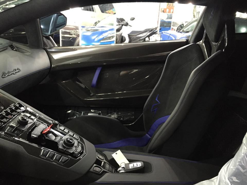 
Ở bên trong khoang lái phiên bản Aventador cực hiếm và cực đắt có sự khác biệt đến từ ký hiệu SV và chữ Y xuất hiện ở bên hông hay tựa lưng của ghế ngồi.
