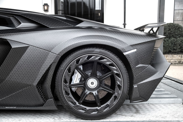 
Trái tim của Lamborghini Aventador SV J.S. 1 Edition vẫn là khối động cơ V12, dung tích 6,5 lít. Tuy nhiên, hãng Mansory đã tối ưu hóa bộ điều khiển động cơ ECU, bổ sung lọc gió hiệu suất cao và hệ thống xả thể thao mới. Những thay đổi này giúp siêu xe độ của con rể ông trùm F1 sở hữu công suất tối đa 818 mã lực, tăng 68 mã lực và mô-men xoắn cực đại đạt 722 Nm.
