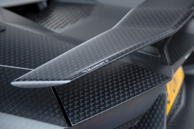 
Sức mạnh mới giúp siêu xe độ của tỷ phú James Stunt tăng tốc từ 0-100 km/h trong 2,7 giây và đạt vận tốc tối đa 354 km/h. Hai con số tương ứng của Lamborghini Aventador SV nguyên bản là 2,8 giây và 350 km/h.
