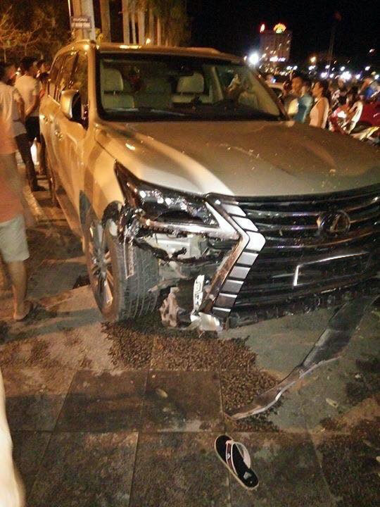 
Lexus LX570 2016 đâm vào quán nước tại Thanh Hóa.
