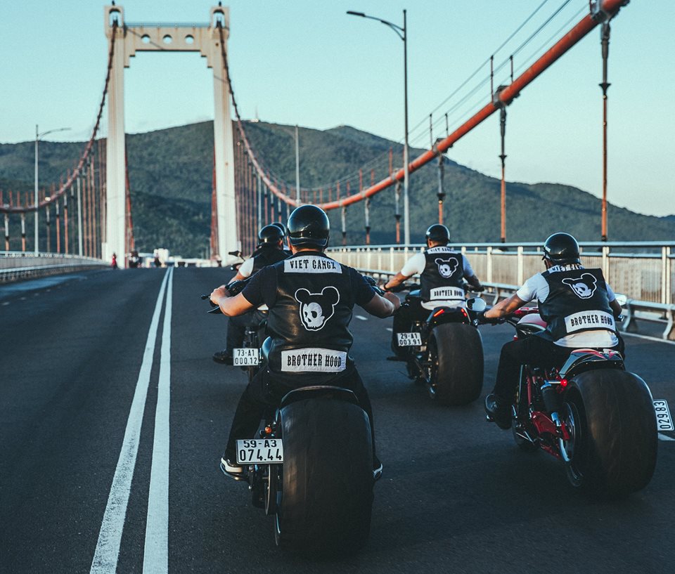 
Trong đó, có sự xuất hiện của 3 chiếc Harley-Davidson V-Rod độ độc nhất Việt Nam, hai chiếc mang bộ áo đen toàn thân và một trong số đó từng nổi tiếng khi xuất hiện bên cạnh Người Dơi phiên bản Việt. Ảnh: Thieu Tran.
