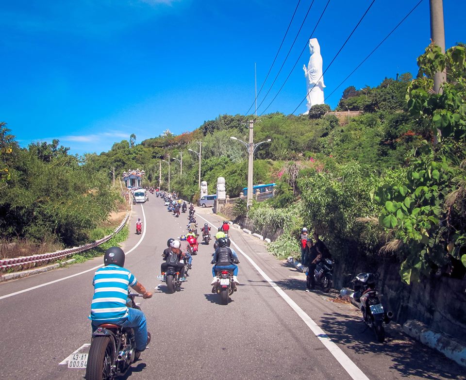 
Đoàn xe nối đuôi nhau hàng dài diễu hành qua các đường tại Đà Nẵng.
