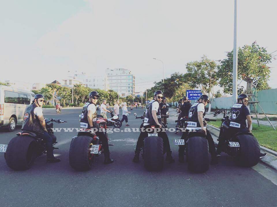 
Ngày hội Vietnam Bike Week 2016 lần thứ 3 được tổ chức đã chính thức khép lại tại Đà Nẵng vào sáng ngày 7/8, tuy nhiên, dư âm của ngày hội vẫn còn đọng lại trong mỗi biker cũng như các bạn trẻ tham dự. Trong đó, nhiều người rất thích thú với những chiếc mô tô tiền tỷ được độ lại bánh sau với kích thước khủng.
