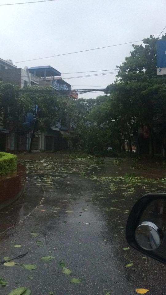 
Nhiều đoạn đường tại Hà Nội vào thời điểm 6h sáng chưa có bóng người do người dân lo ngại ngập úng và gió bão. Cây cối tả tơi, nhiều cây gãy đổ khá nguy hiểm.
