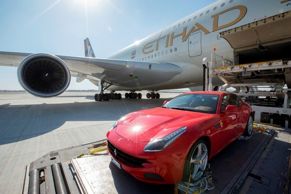 
Một chiếc siêu xe của Ferrari được vận chuyển tới Châu Âu bằng dịch vụ của Etihad Airline.
