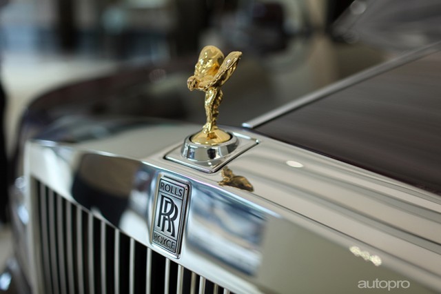Được biết, những người thợ thủ công của hãng Rolls-Royce đã mất 5 tháng để hoàn thành các chi tiết trong nội thất của Phantom Oriental Sun. Theo một số tin đồn, số tiền mà “đại gia hút điếu cày” chi cho chiếc Rolls-Royce Phantom độc nhất Việt Nam lên đến 43 tỷ Đồng.