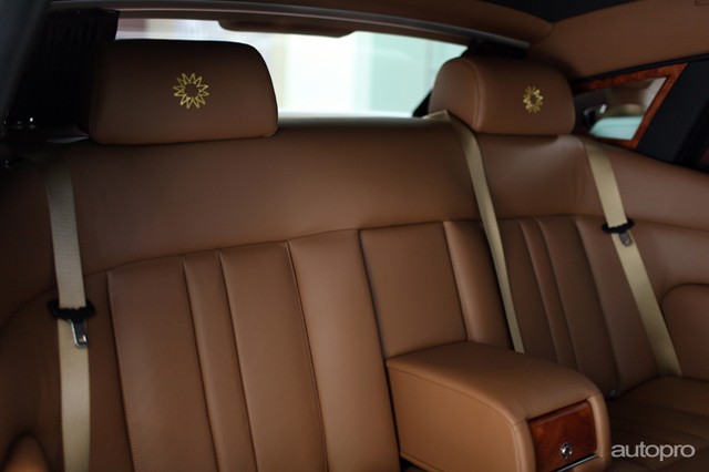 
Rolls-Royce Phantom Oriental Sun lần đầu tiên ra mắt thị trường Việt Nam vào ngày 27/8/2014. Đây là phiên bản đặc biệt được thiết kế dựa trên dòng xe siêu sang Rolls-Royce Phantom Series II. Ý tưởng cá nhân hóa từ màu sơn, thảm lót sàn hay các họa tiết các chữ M lồng vào nhau để trở thành biểu tượng mặt trời đều do chủ nhân yêu cầu hãng Rolls-Royce chế tạo.
