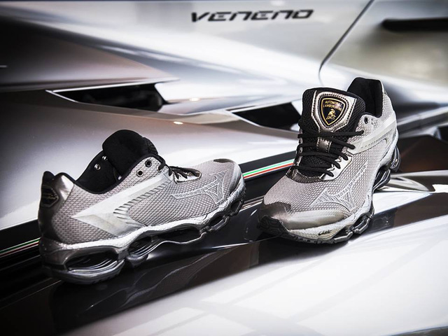 
Những chiếc giày Mizuno Wave Tenjin được đóng mác của Lamborghini.
