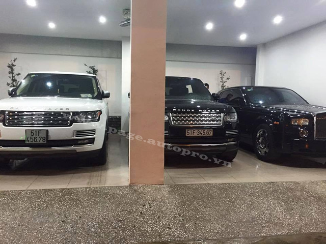 Bộ đôi Range Rover Autobiography LWB với biển số sảnh đẹp mắt. Đậu chung còn có chiếc xe siêu sang Rolls-Royce Phantom.