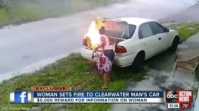 
Chiếc xe bị đốt không thương tiếc.
