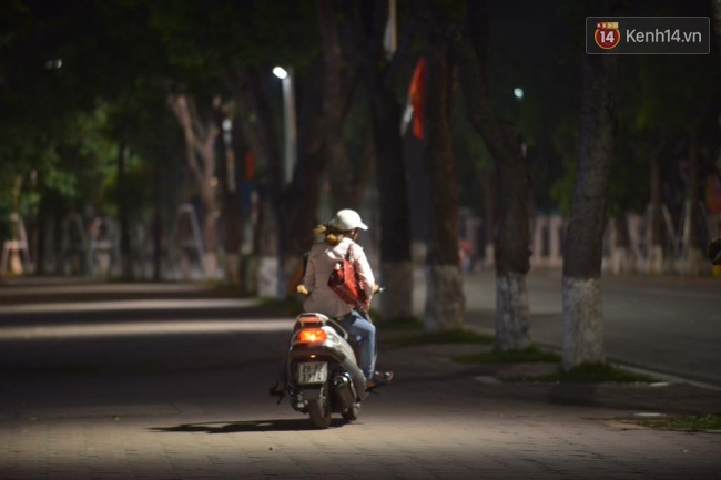 
Vẫn có một số người dân điều khiển xe máy chạy trong khu vực phố đi bộ.
