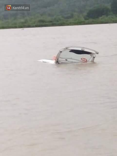 
Chiếc taxi bị chìm trong biển nước
