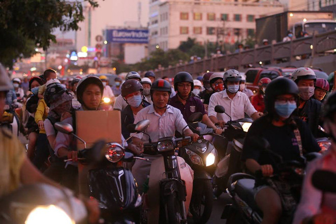 
Lúc 18h trên đường Cộng Hòa, đoạn dưới chân cầu vượt Hoàng Hoa Thám (quận Tân Bình), hàng nghìn phương tiện nhích từng chút một.
