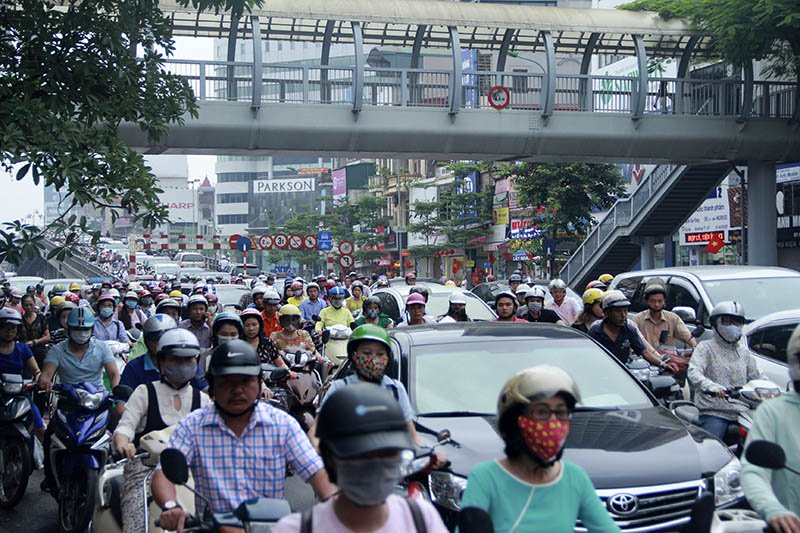 Đoạn đường từ Tây Sơn đi Nguyễn Lương Bằng ùn dài từ 7-8h vẫn chưa hết. (Ảnh: Trần Thường)