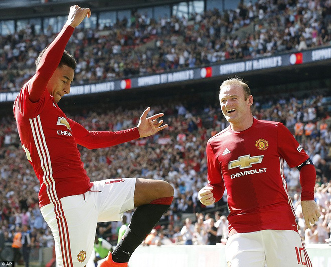 Niềm vui khôn xiết của cầu thủ trẻ Lingard cùng lão tướng Rooney.