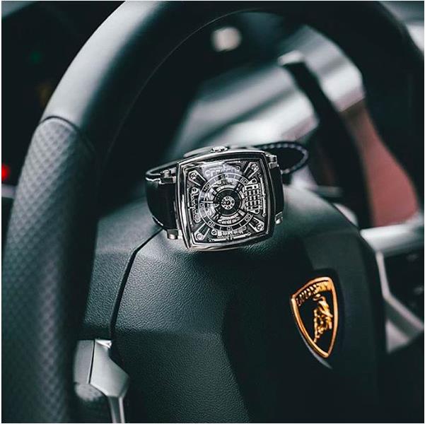 Cặp đôi mạnh mẽ, phá cách MCT Sequential S110 và Lamborghini Aventador. Đến từ thương hiệu đồng hồ độc đáo của Thụy Sĩ, chiếc đồng hồ MCT S110 sở hữu mặt vuông cá tính và góc cạnh. Điểm nhấn của MCT là những chiếc đồng hồ thiên về bộ máy cơ khí, cùng với đó là cơ chế hiển thị giờ vô cùng độc đáo. Với bộ máy phức tạp được chế tác từ những chất liệu cao cấp, chiếc S110 này có giá vào khoảng 2,5 tỷ Đồng.