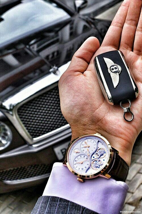 
Xế sang Bentley Mulsanne cùng chiếc đồng hồ “quý ông” Arnold & Son DBG. Với những doanh nhân thường xuyên đi công tác thì chiếc đồng hồ DBG là sự lựa chọn tuyệt vời. Chiếc DBG với hai mặt đồng hồ nhỏ dùng để chỉ hai múi giờ cùng một kim giây ở vị trí trung tâm. Phần vỏ vàng hồng 18k của DBG cũng đem đến sự sang trọng cho chủ nhân của mình. Giá của chiếc Arnold & Son này là khoảng hơn 900 triệu Đồng.
