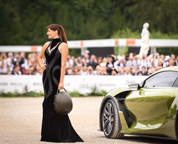 
Trong hình là chiếc xe DS E-Tense và một người mẫu cùng chiếc váy của nhà thiết kế Eymeric François, đã dành được những vinh dự với giải thưởng danh giá nhất: Concours d’Élégance, quy tụ vẻ đẹp thẩm mĩ của thời trang cao cấp và khái niệm xe hơi.
