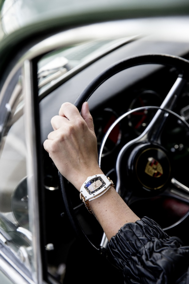 
Chính vì lẽ đó, những chiếc đồng hồ Richard Mille có giá hàng trăm nghìn USD cũng đã đồng hành cùng các tay đua nữ. Trong ảnh là chiếc RM 07-01 Ladies cùng tay đua đang điều khiển chiếc Porche 356.
