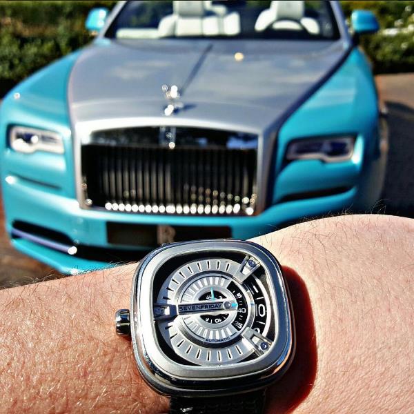 Danh sách đồng hồ và xe hơi không thể thiếu “món đồ chơi của giới nhà giàu” SevenFriday. Chiếc SevenFriday M1 với vỏ thép không gỉ ton sur ton cùng chiếc Rolls-Royce sang trọng. Với mức giá chỉ khoảng 30 triệu đồng, những chiếc SevenFriday dễ dàng thu hút các tín đồ đồng hồ trên khắp thế giới.