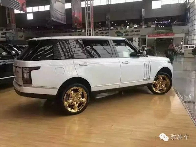 
Range Rover phiên bản Autobiography Black Edition được trang bị đồ chơi là la-zăng rồng mạ vàng.
